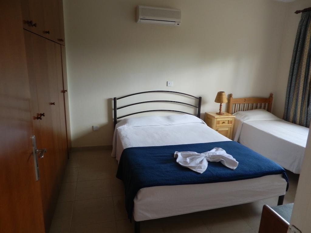 Byreva Apartments Paphos Esterno foto