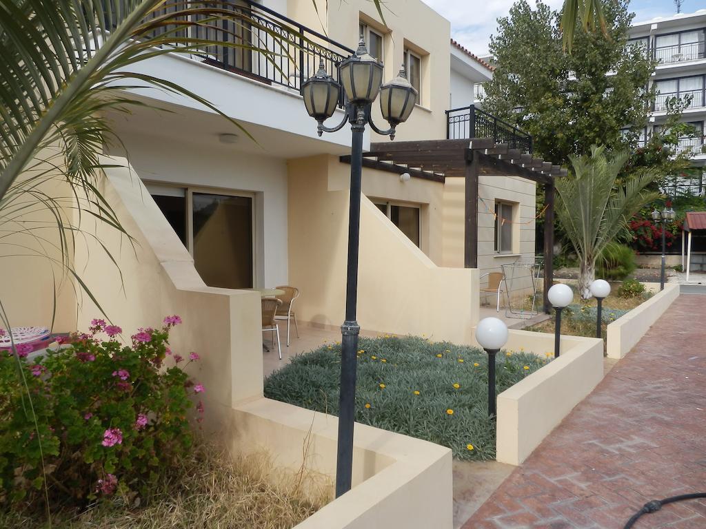 Byreva Apartments Paphos Esterno foto