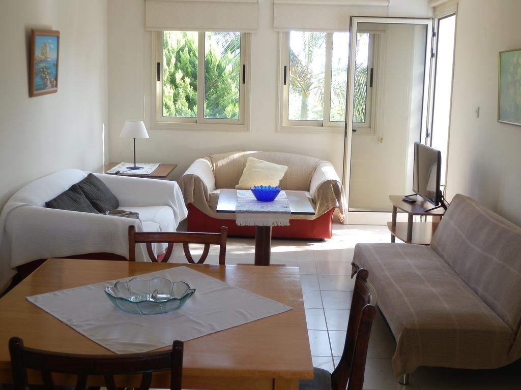 Byreva Apartments Paphos Esterno foto
