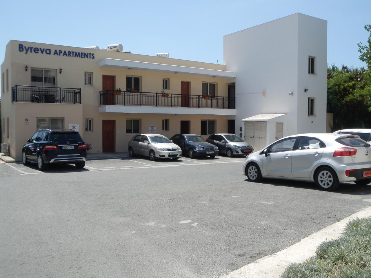 Byreva Apartments Paphos Esterno foto