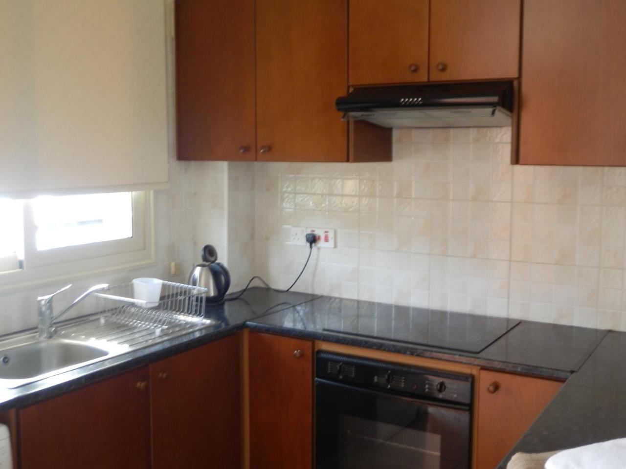 Byreva Apartments Paphos Esterno foto